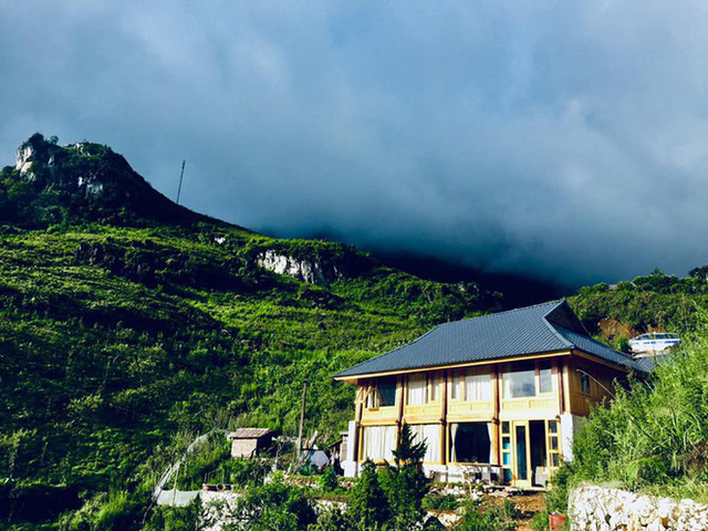 Đẹp ngỡ ngàng ngôi nhà gỗ săn mây trên đỉnh núi ở SaPa - Ảnh 1.