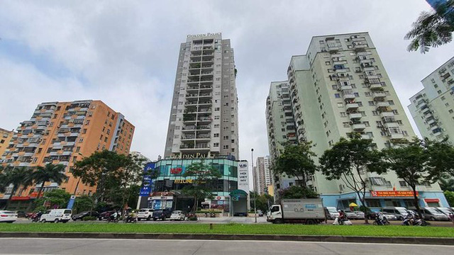 Cận cảnh khu đất công làm bãi xe biến hình thành cao ốc ở Hà Nội - Ảnh 1.