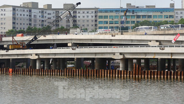 Cận cảnh cầu vượt hồ 314 tỷ đồng sắp hoàn thành ở Hà Nội - Ảnh 3.