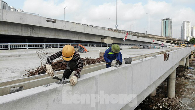 Cận cảnh cầu vượt hồ 314 tỷ đồng sắp hoàn thành ở Hà Nội - Ảnh 8.