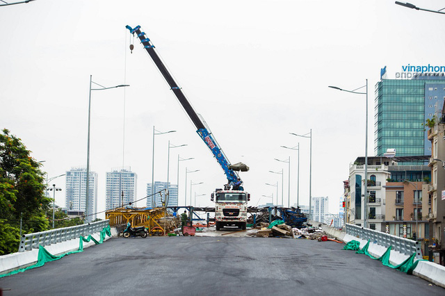 Cận cảnh cây cầu vượt lớn nhất Hà Nội sắp thông xe - Ảnh 4.
